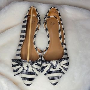 NEW- A NEW DAY JAYME STRIPED NAVY CREAM BOW ACCENT FLAT